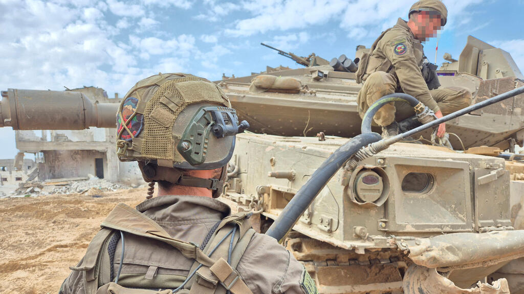 יואב קרן עם לוחמי חטיבה 188 בעזה