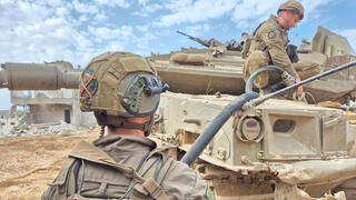 יואב קרן עם לוחמי חטיבה 188 בעזה