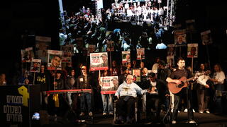 המונים בעצרת שרים לשובם בכיכר החטופים