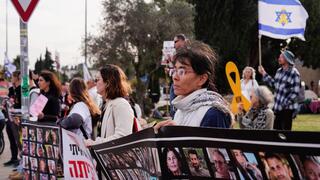 מפגינים אל מול לשכת רה"מ בו מתקיימת פגישה של נתניהו עם משפחות חטופים
