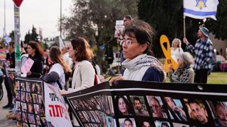 מפגינים אל מול לשכת רה"מ בו מתקיימת פגישה של נתניהו עם משפחות חטופים