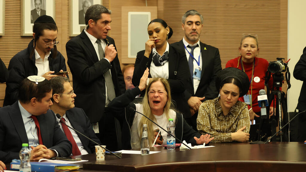 חנה כהן, דודה של ענבר היימן שלא נמצאת ברשימת החטופים שחוזרים בעסקה, צועקת על שר הביטחון בוועדת חוץ וביטחון