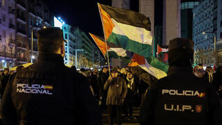 ההפגנות מחוץ לאולם במדריד