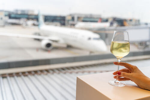 Air travelers are no longer satisfied with just a good entertainment system (Photo: shutterstock) האם תוגבל כמות כוסות היין שמותר לשתות לפני הטיסה?