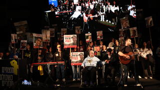 המונים בעצרת שרים לשובם בכיכר החטופים