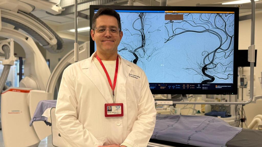 ד"ר ולדימיר בורדצקי על רקע הדמיית העורק הפגוע