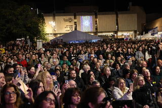 המונים בעצרת שרים לשובם בכיכר החטופים