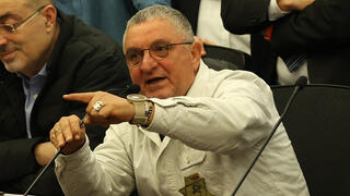 דני אלגרט, אחיו של החטוף איציק אלגרט, צועק על שר הביטחון בוועדת חוץ וביטחון