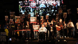 המונים בעצרת שרים לשובם בכיכר החטופים