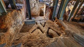 סימני החציבה המסתוריים שהתגלו ברצפת המבנה