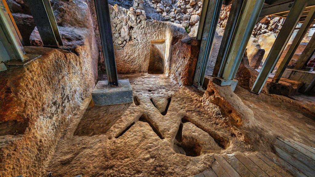 The mysterious carvings found inside the building (Photo: Kobi Harati, City of David Park) סימני החציבה המסתוריים שהתגלו ברצפת המבנה