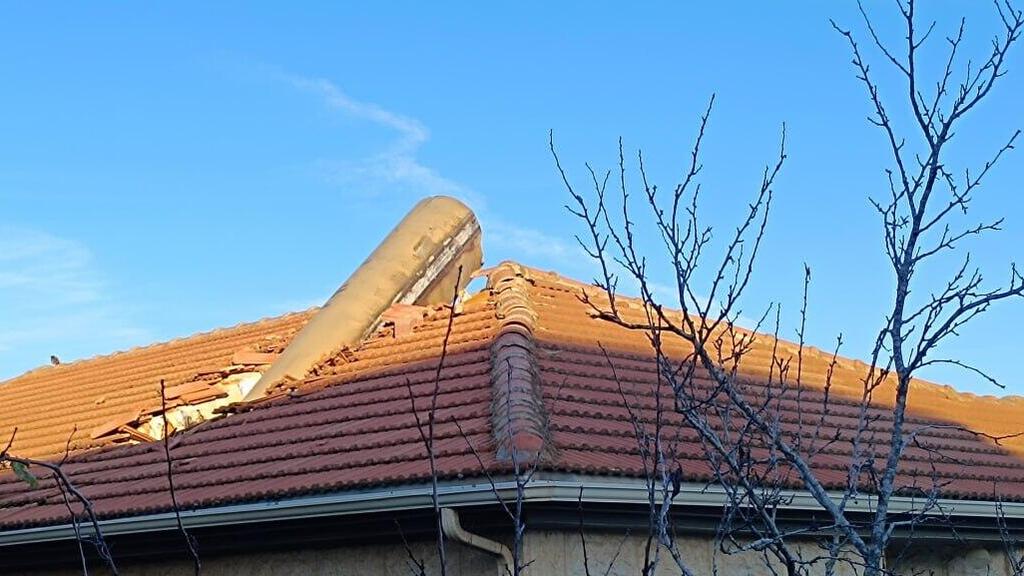 Parts of a rocket lands on a home in the greater Jerusalem area after a Houthi missile strike early on Tuesday (Photo: Israel Police ) חלקי יירוט פגעו בגגות בתים במבוא ביתר וצור הדסה