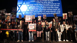 המונים בעצרת שרים לשובם בכיכר החטופים