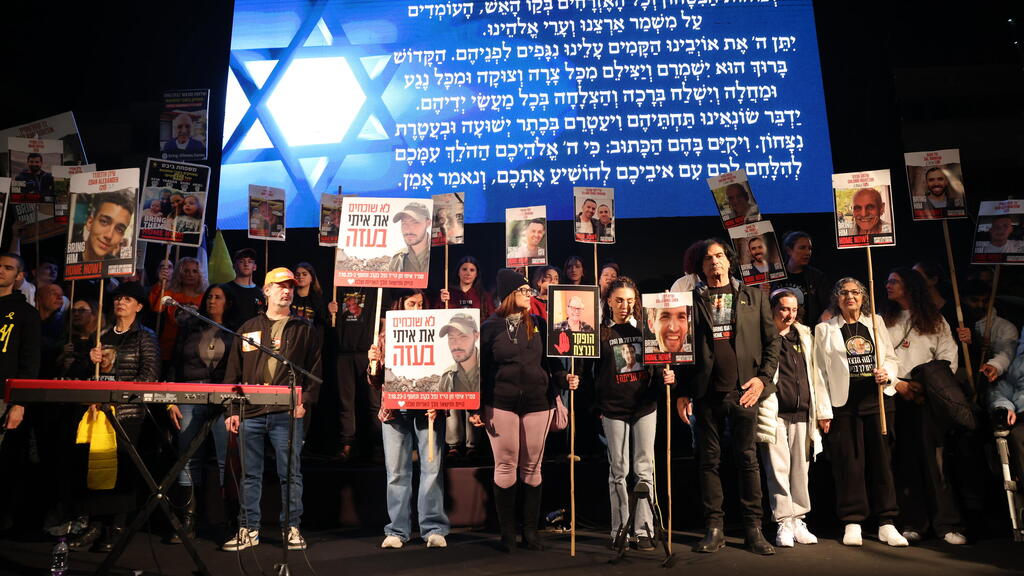 המונים בעצרת שרים לשובם בכיכר החטופים