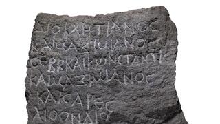 כתובת אבן הגבול, שתרגומה: "דיוקלטינוס ומקסימיאנוס האוגוסטים, וקונסטנטינוס ומקסימיאנוס הקיסרים, הורו להציב את האבן המסמנת את גבולות השדות של היישובים תירת'אס וגולגול. נעשה בפיקוחו של באסיליאקוס (שמו של הפקיד הקיסרי)"