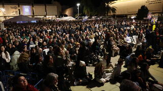 המונים בעצרת שרים לשובם בכיכר החטופים