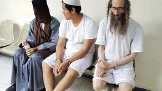 אלעזר רומפלר (מימין) יחד עם חבר הכת קסטילו (במרכז) שנעצר מוקדם יותר החודש 