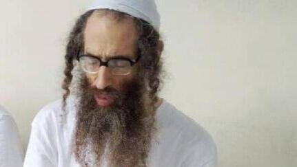 אלעזר רומפלר (מימין) יחד עם חבר הכת קסטילו (במרכז) שנעצר מוקדם יותר החודש 