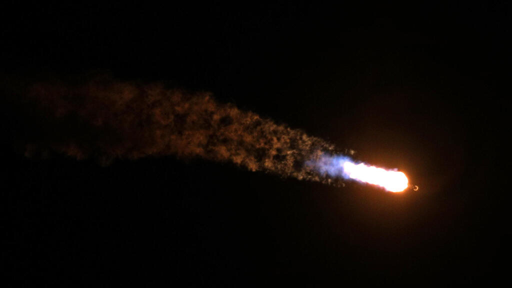 The SpaceX rocket launcher that is expected to collide with the moon (Photo: Gregg Newton / AFP) המשגר כמה שניות לאחר השיגור