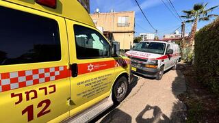 הזירה בה מתבצעות פעולות החייאה בצעירה, בקריית אתא
