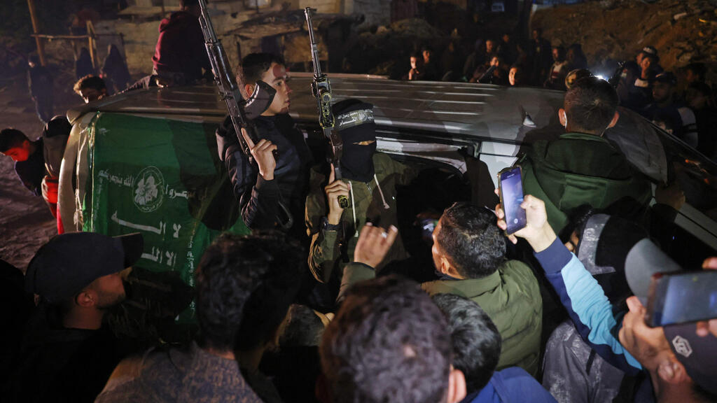 Hamas terrorists join celebrations after the cease-fire agreement was announced (Photo: Bashar Taleb / AFP) חמושי חמאס חוגגים את ה עסקה לשחרור חטופים ו הפסקת אש ב חאן יונס רצועת עזה