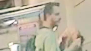 החשוד מחזיק את החתול שראה ברחוב