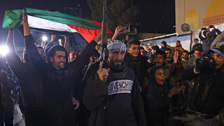 עזתים חוגגים ב חאן יונס רצועת עזה עם הדיווחים על עסקת חטופים ו הפסקת אש