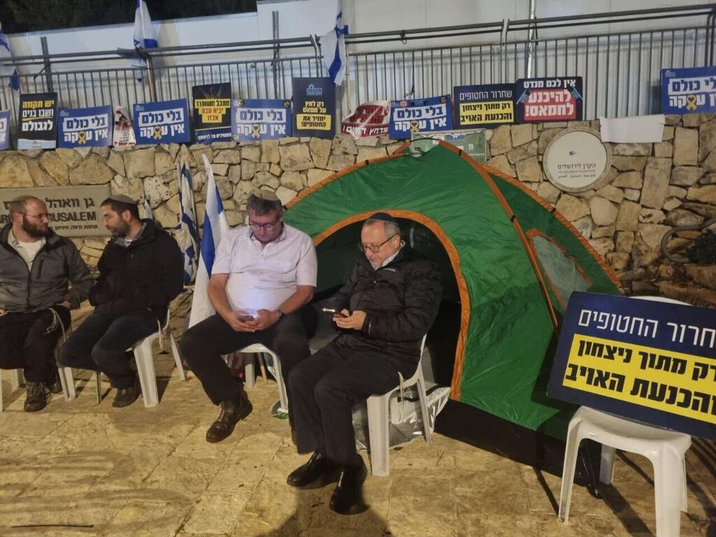 משפחות שכולות מחוץ למשרד רה"מ בקריאה לא לחתום על עסקה