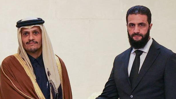 השליט החדש של סוריה אבו מוחמד אל ג'ולאני עם ראש ממשלת קטאר