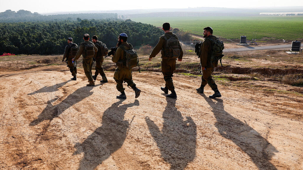 IDF soldiers operate in Gaza (Photo: REUTERS/Amir Cohen) כוחות צה"ל ב גבול רצועת עזה