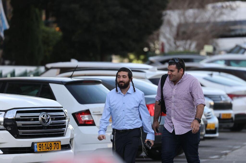צבי סוכות מגיע לישיבת סיעה של הציונות הדתית