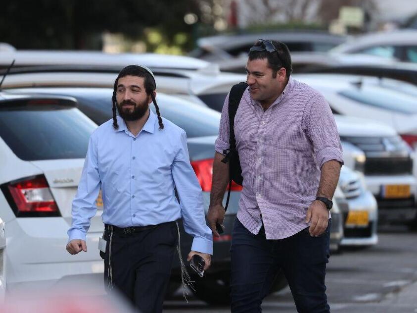 צבי סוכות מגיע לישיבת סיעה של הציונות הדתית