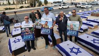 מיצב ארונות קבורה של משפחות שכולות נגד עסקה