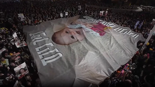 דגל גדול של כפיר ביבס בעצרת החטופים