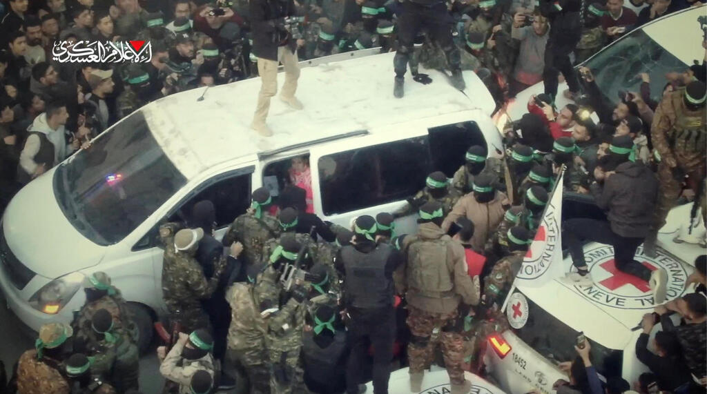 First batch of hostages handed over to Red Cross in Gaza, Sunday (Photo: Hamas Military Wing/Handout via REUTERS) שחרור החטופות בסרטון שחמאס הפיץ