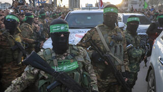 מחבלי חמאס בנקודה בעיר עזה שבה שחוררו ה חטופות אמילי דורון שטיינברכר ורומי גונן ב עזה