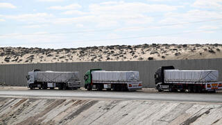 סיני מצרים משאיות סיוע הומניטרי נוסעות לכיוון מעבר רפיח עזה