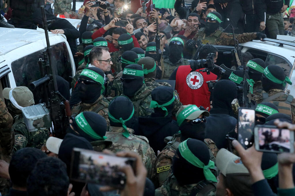 Romi Gonen, Emily Damari and Doron Steinbrecher handed over by Hamas to the Red Cross in Gaza, January 2025 (Photo: REUTERS/Dawoud Abu Alkas) החטופות עוברות לידי הצלב האדום