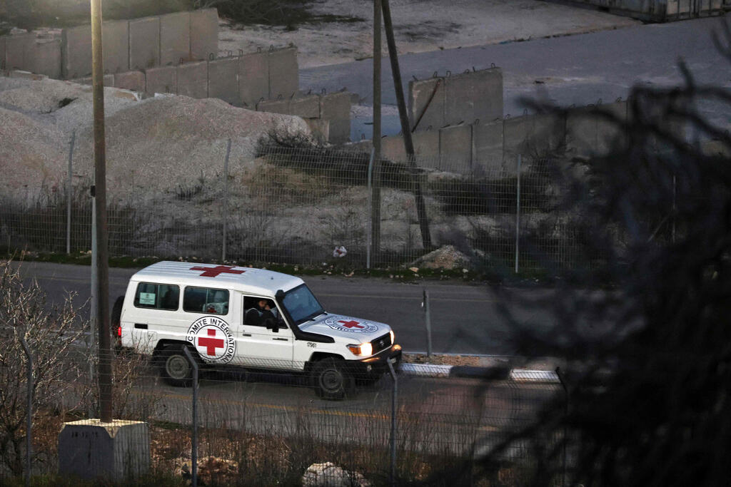 כלי רכב של הצלב האדום נעים לאורך שטח כלא עופר במערב רמאללה