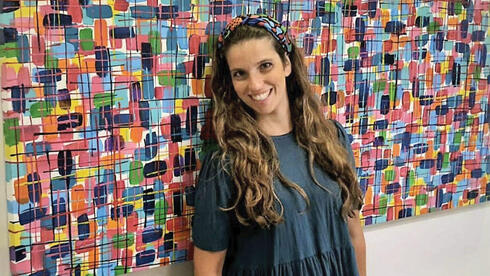 במוזיאון פתח תקווה, על רקע יצירה שלה סנדרה גרוס