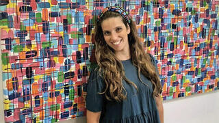 במוזיאון פתח תקווה, על רקע יצירה שלה סנדרה גרוס