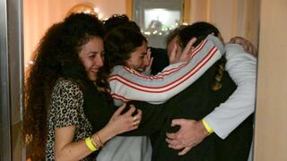 רומי גונן עם משפחתה בבית החולים