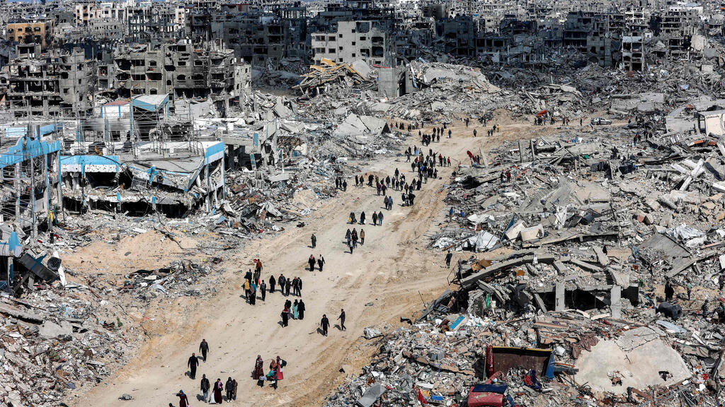 פליטים חוזרים להרס וחורבן ב ג'באליה צפון רצועת עזה אחרי הפסקת אש