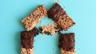 חטיף אנרגיה שומשום וגרנולה