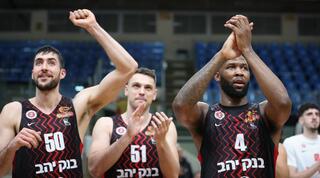 שחקני הפועל ירושלים חוגגים בסיום