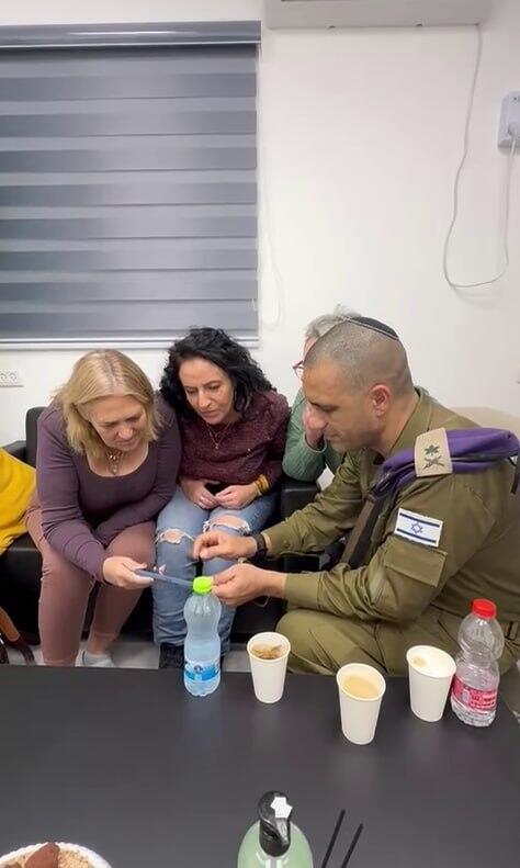 אימהות שלוש השבות בנקודת הקליטה עם ראש אגף כוח האדם, אלוף דדו בר כליפא, צופות בבנותיהן שבות ארצה