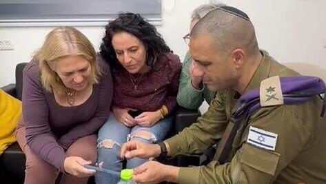 אימהות שלוש השבות בנקודת הקליטה עם ראש אגף כוח האדם, אלוף דדו בר כליפא, צופות בבנותיהן שבות ארצה
