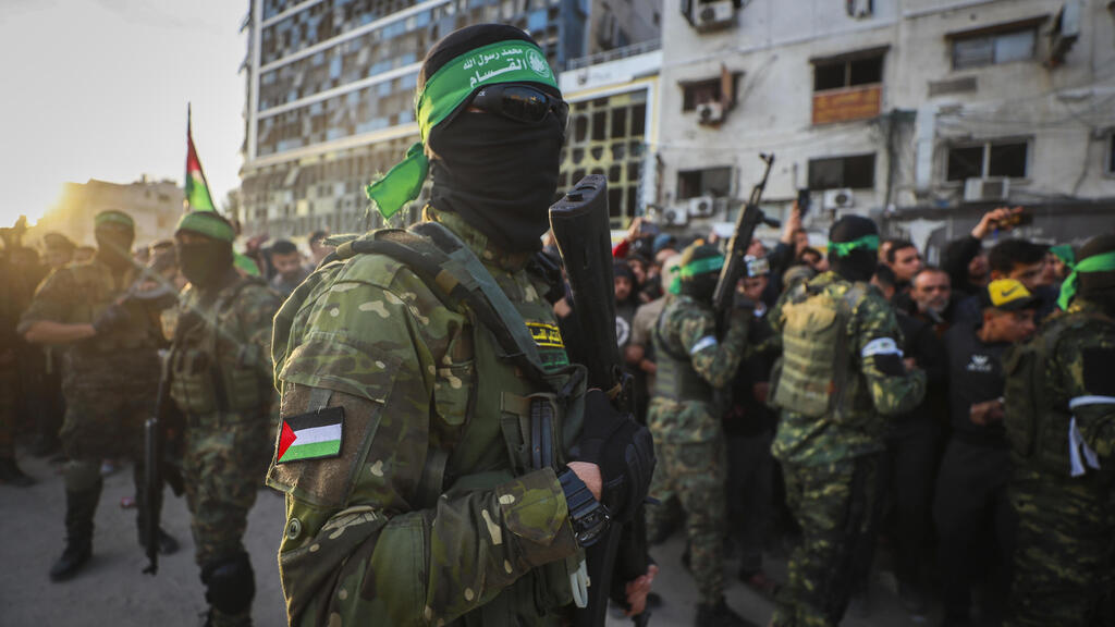 Боевики ХАМАСа в Газе. Январь 2025 года (Фото: AP Photo/Abed Hajjar) מחבלי חמאס בנקודה בעיר עזה שבה שחוררו ה חטופות אמילי דורון שטיינברכר ורומי גונן ב עזה