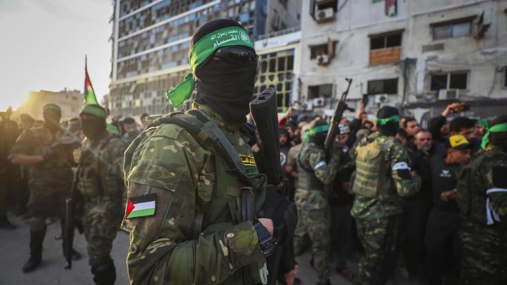 מחבלי חמאס בנקודה בעיר עזה שבה שחוררו ה חטופות אמילי דורון שטיינברכר ורומי גונן ב עזה