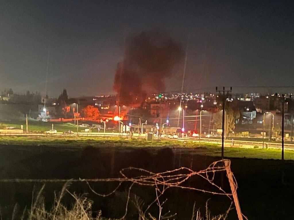 מתנחלים הציתו מבנים וכלי רכב בכפר פלסטיני